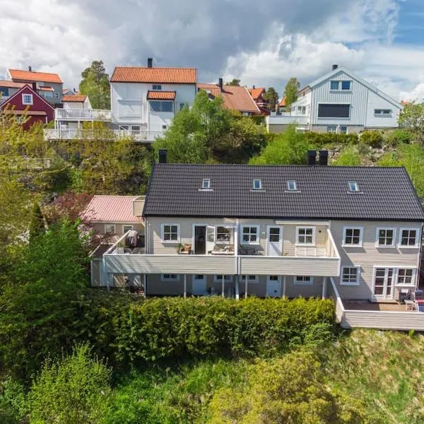 Sentralt rekkehus med solrik veranda!, hotell i Arendal