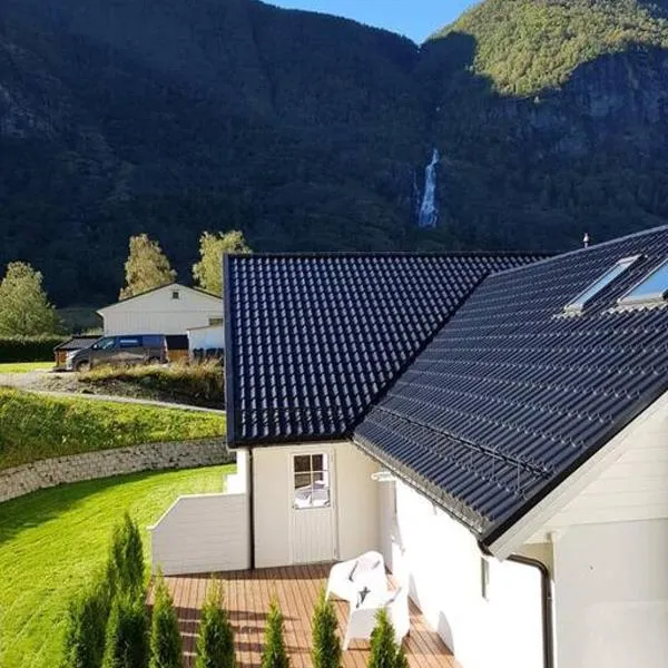 Cheerful 4-bedroom home with fireplace, 1,5km from Flåm center, hotell i Flåm