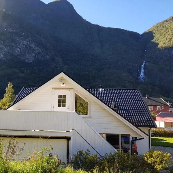 Bright and cozy apartment 1.5km from city centre, hotell i Flåm