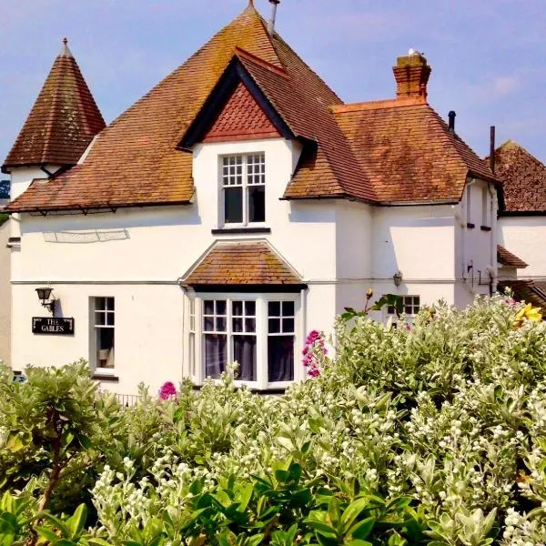 Lyme Regis renovated period seaside flat، فندق في ليم ريجيس