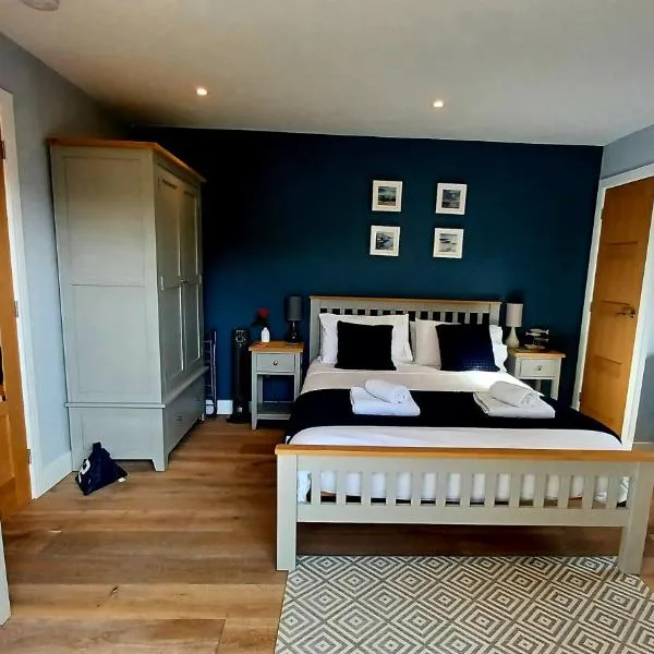 Stylish coastal retreat in St Ives with parking, hotel em Carbis Bay