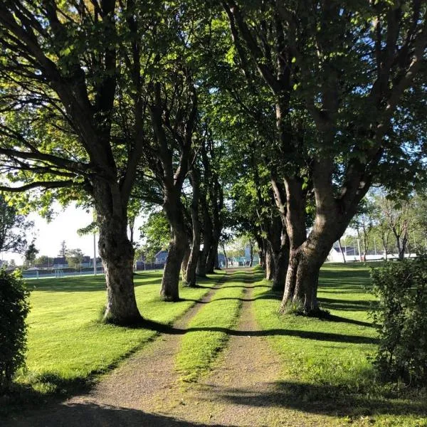 Sjarmerende hus med veldig stort uteareal., viešbutis Brekstade