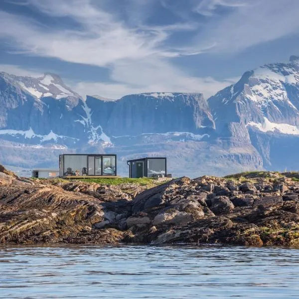 Cool cabins Sandhornøy, hotel di Storvik