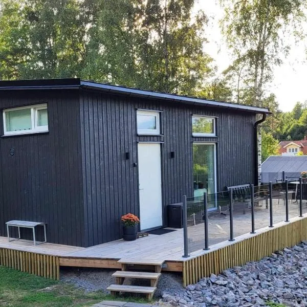 Cabin in the woods, close to Lake Mälaren, hotel di Västerås