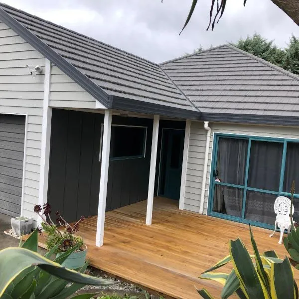 Paraparaumu Beach에 위치한 호텔 Observation Holiday Home