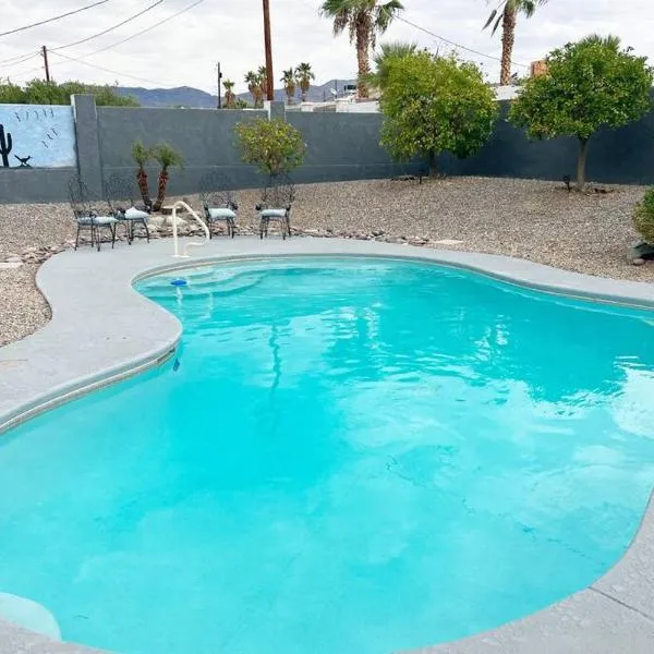 Spacious Getaway! Pool, Spa, Sleeps 9, hotel en Lake Havasu City