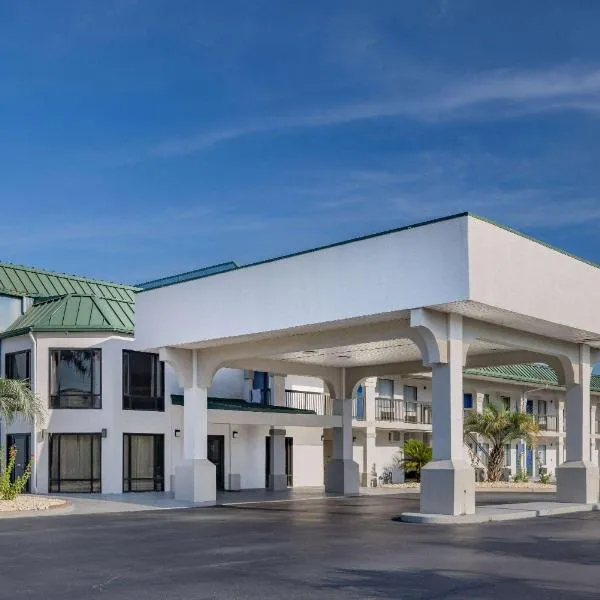 Days Inn & Suites by Wyndham Savannah Midtown, hotelli kohteessa Tybee Island