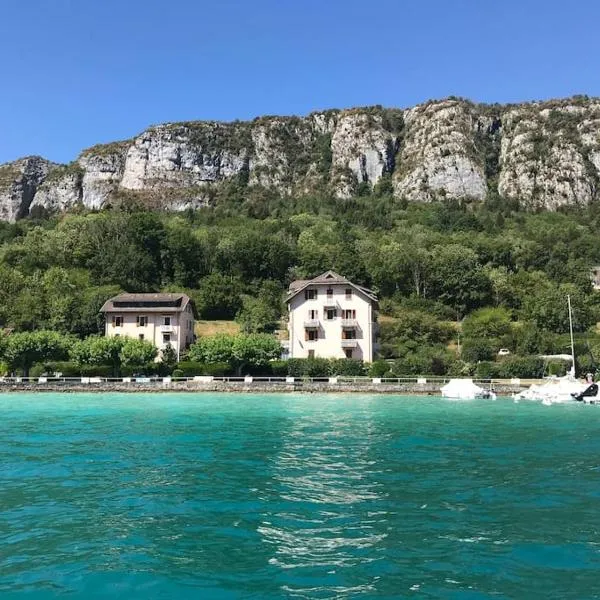 Rare 2 bedroom with private beach on Lake Annecy, Hotel in Doussard