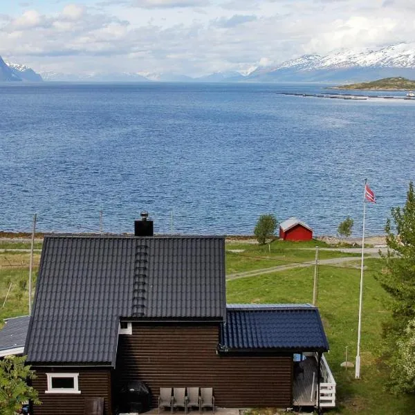 10 person holiday home in Lyngseidet, hotel in Storsteinnes