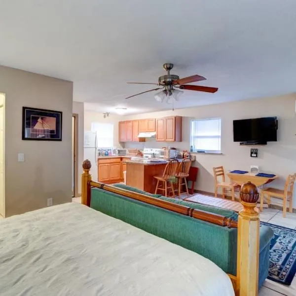 Good Old Days Cottage King Bed Pet Friendly, hotel i Daytona Beach