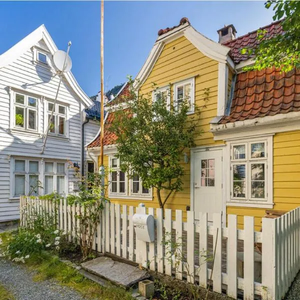 Charming Bergen house, rare historic house from 1779, Whole house, hotel din Bergen