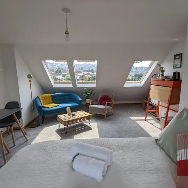 *Large Unique Retro Private Attic & Bathroom*, hotel i Brighton & Hove