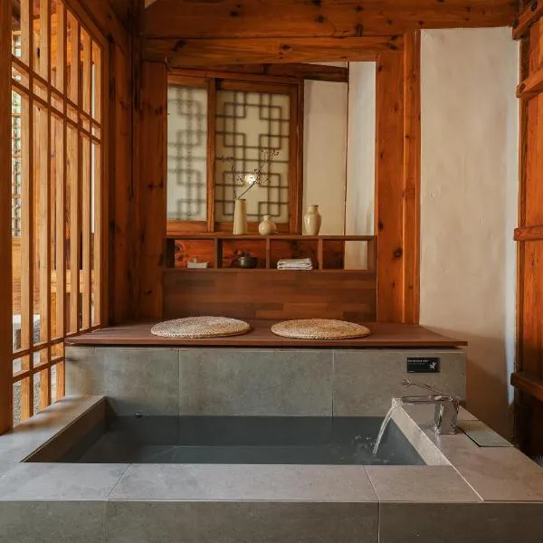 Luxury hanok with private foot bathtub - SN10, hotel en Seúl