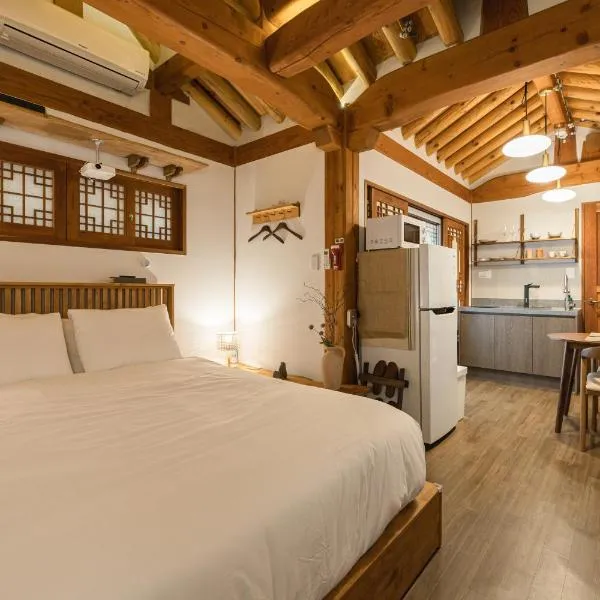 Luxury hanok with private bathtub - SN11, hotel en Seúl