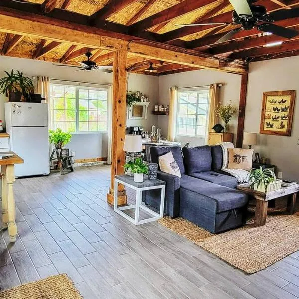 Rustic, country farmstay with friendly animals close to wineries and hiking, hotel in Ramona