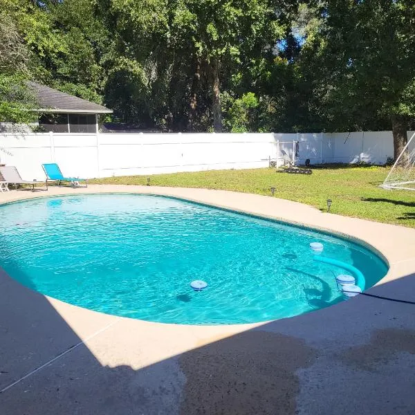 SPACIOUS POOL HOME in North FL, hotel in Waldo