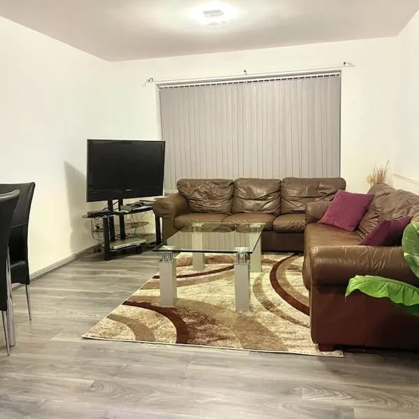 Lovely 3 Bed Ground Floor Apartment Near QE Hospital Harborne Birmingham New، فندق في برمنغهام