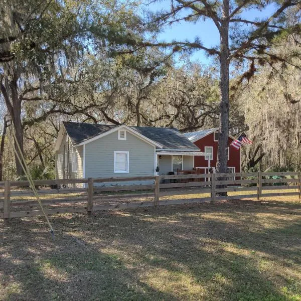 Micanopy Countyline Cottages, hotel in Micanopy