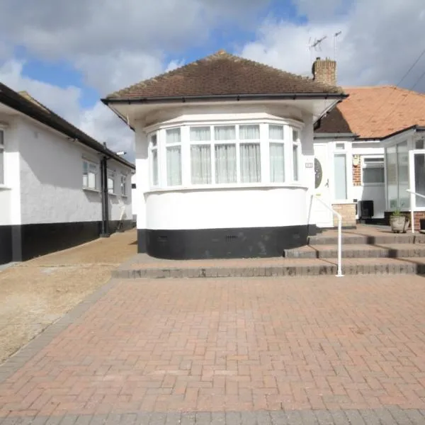 The Ruislip Bungalow, hotel en Londres