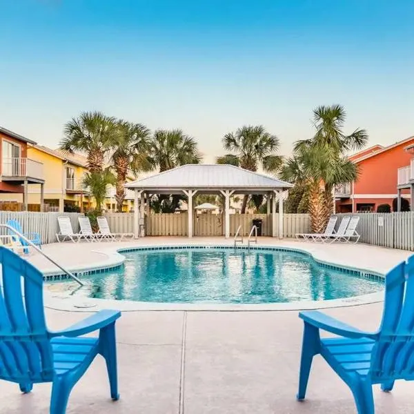 Off Season Pricing & SnowBird Monthly rates available, 5 mins walk to Miramar Beach ! Pool in Backyard ! Dedicate Parking ! Dog Friendly ! Mins to Shopping, hotel sa Destin