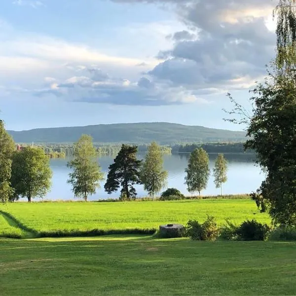 Idyllic Dalarna farmhouse at the lake, hotell i Leksand