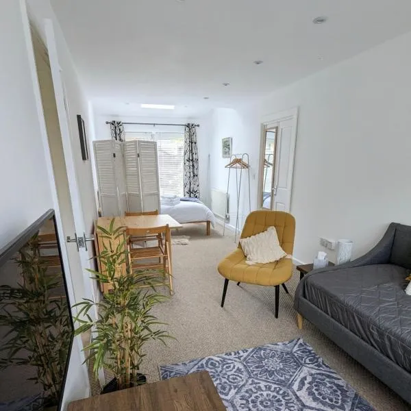 Studio Apartment North Cardiff, hotel em Cardiff