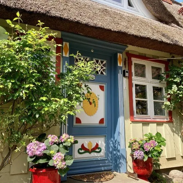 Haus am Hafen - romantisch unter Reet, Garten mit Strandkorb und Terrasse: Pruchten şehrinde bir otel