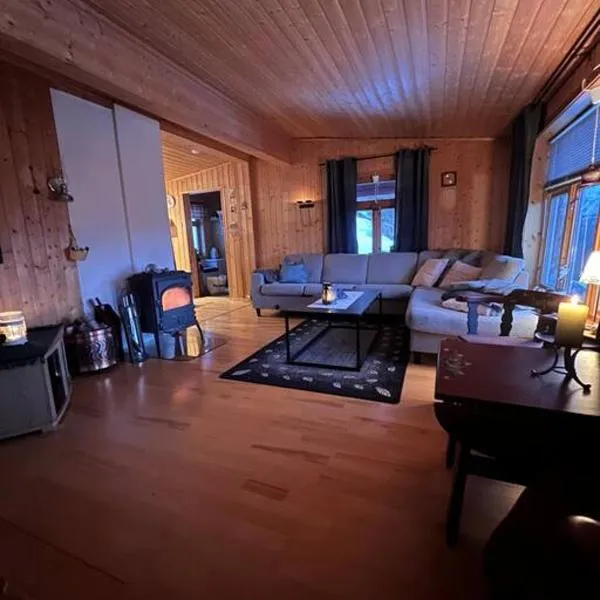 Cozy and spacious cabin, hotel in Storsteinnes