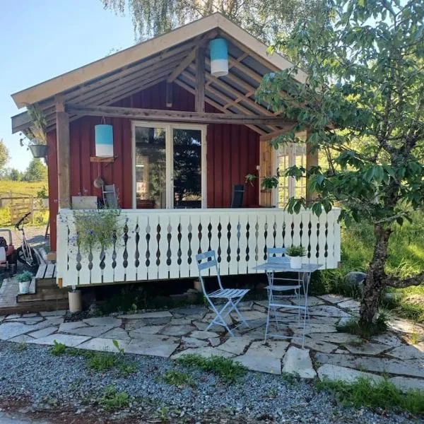 Idyllisk minihus i landlige omgivelser - med 5 sengeplasser og parkering, hotelli kohteessa Stjoerdal