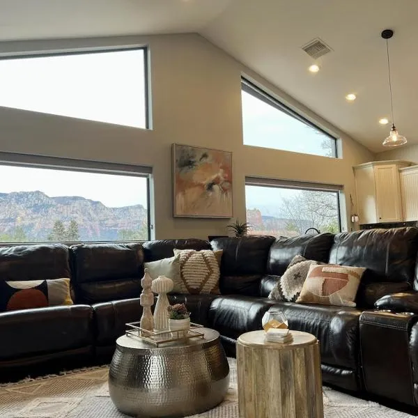 Sedona Uptown Gem! Wow! Views!! NEW! BARREL SAUNA!!! Close to trails, walk to Uptown Sedona, restaurants and shopping, ξενοδοχείο σε Σεντόνα