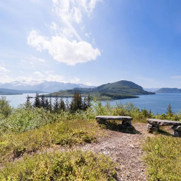 Koselig og usjenert hytte med fantastisk utsikt og solforhold, hotel di Storvik