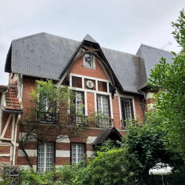 Chez Hélène, calme et verdure au centre historique, hotel u Parizu