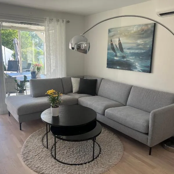 Super fresh appartement with garden WIFI EV Carger, hotell i Sandefjord