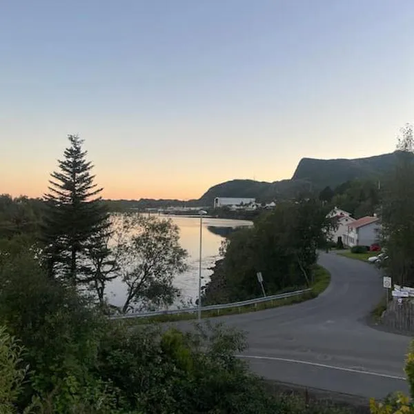 Liten eldre og koselig studiohybel, hotell i Svolvær