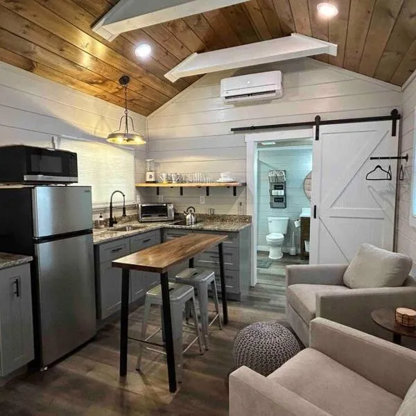 체로키에 위치한 호텔 Blissful Nook Tiny Home ~ Cozy Retreat w/ Hot Tub; near Town and Deep Creek