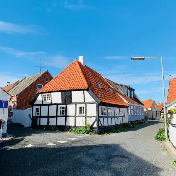 Timberframe house near Marstal Harbour, hotel i Marstal