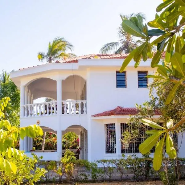 Sand and Shells Beach House- 4 Bedroom with a pool, hotel en Mombasa