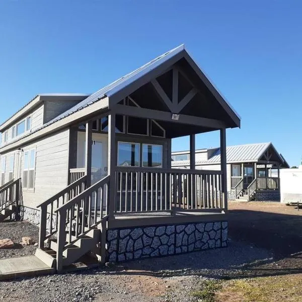 091 Star Gazing Tiny Home near Grand Canyon South Rim Sleeps 8, hotel em Valle