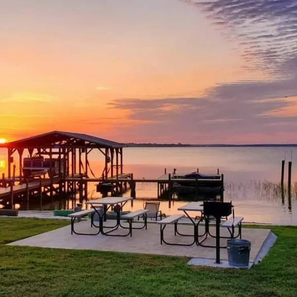 Camp St. Cabanas Unit 3 on Lake Dora, hotelli kohteessa Tavares