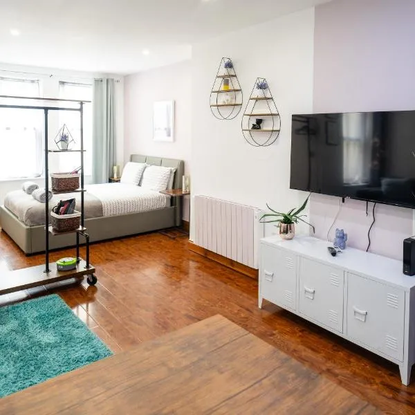 Viesnīca REEF7 - Modern central flat, 5 mins from beach, centre and Bournemouth International Centre Bornmutā