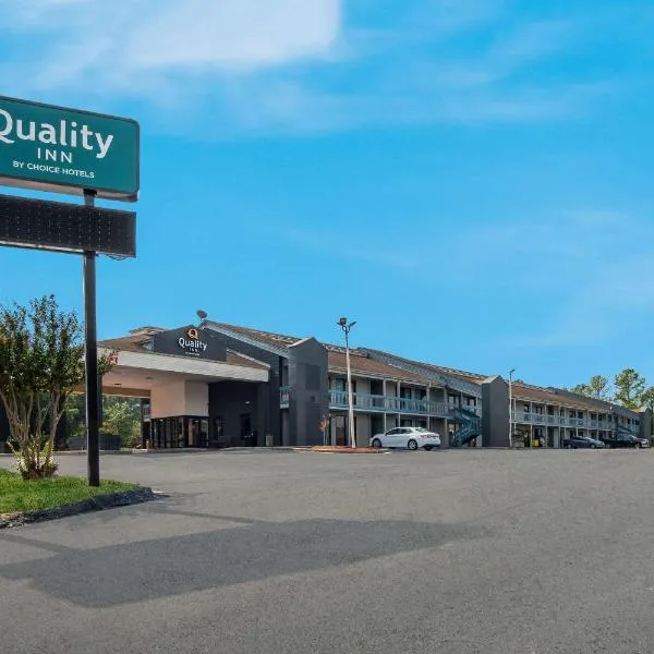 Quality Inn Fort Jackson, hotelli kohteessa Columbia