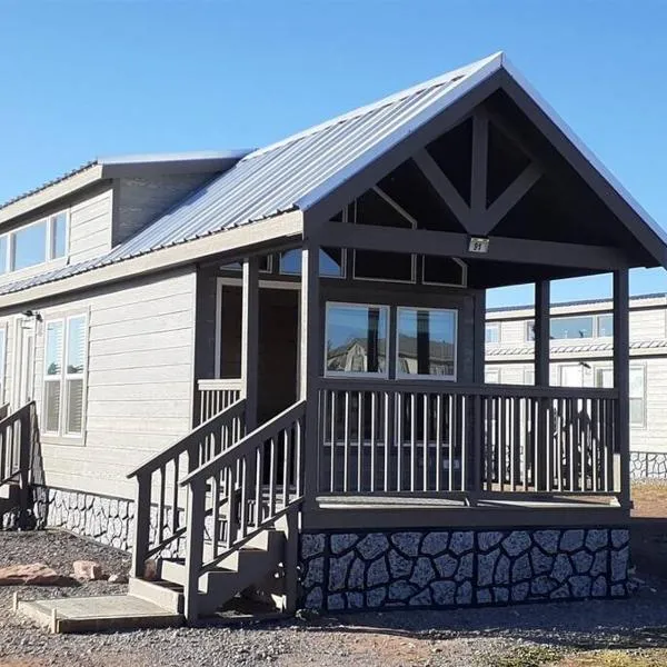 092 Star Gazing Tiny Home near Grand Canyon South Rim Sleeps 8, hotel em Valle