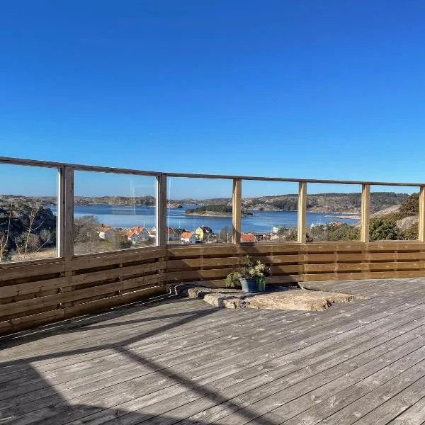 Seafront with Terrific View by AJF Dream Living, hotel a Fjällbacka