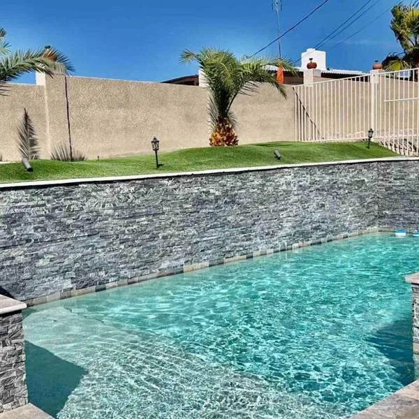 Paradise Oasis! Waterfall pool & spa, hotel en Lake Havasu City