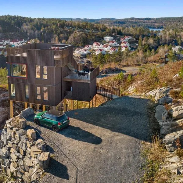 sea, lake and hill view - TheHumanBirdHouseRetreat, hotell i Risør