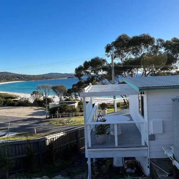 PIPI SHACK - iconic waterfront shack Binalong Bay, hotell i Binalong Bay