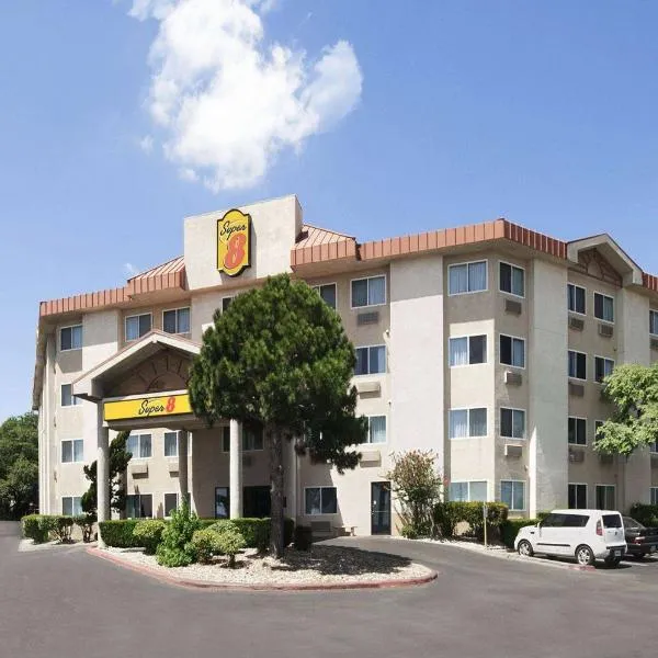 Super 8 by Wyndham Austin North/University Area, hotel in Austin