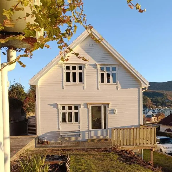 Charming house in Ulsteinvik with free parking, hotell i Ålesund