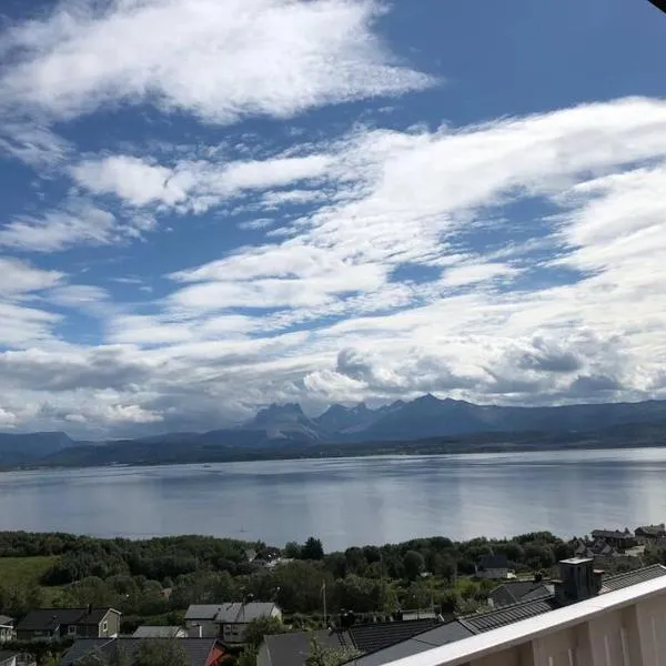 Panorama view! Modern,Balcony/parking, hotell i Straumen