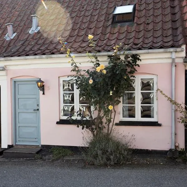 Skønt fiskerhus. Tæt på by, havn og havet, hotel i Marstal